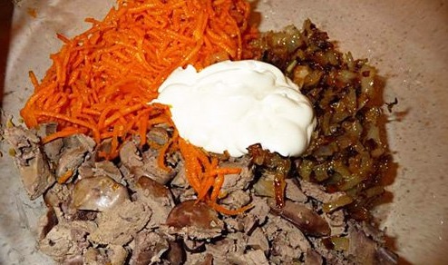 Салат с куриной печенью и корейской морковкой