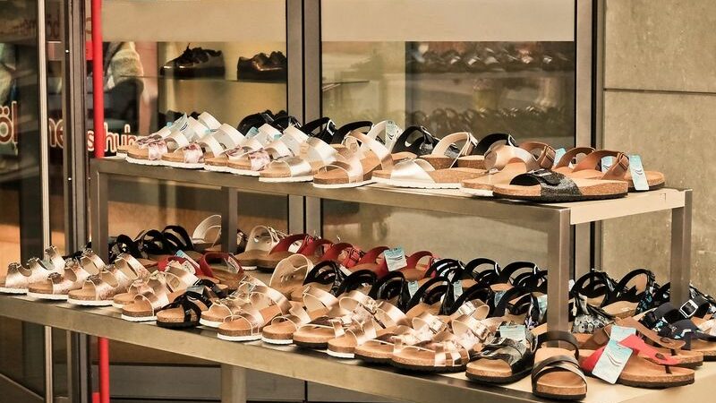Особенности выбора летней женской обуви
