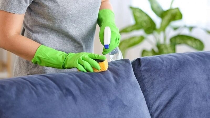 Как правильно и эффективно очистить диван от пятен в домашних условиях